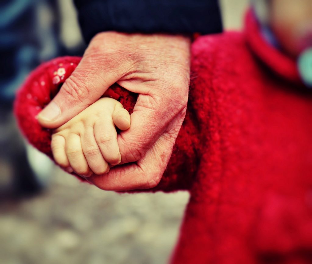 Mà adulta acollint mà infantil