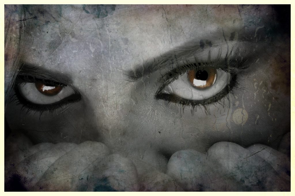 El sentimiento de venganza, ¿qué pretende? Ojos miirando con rabia.