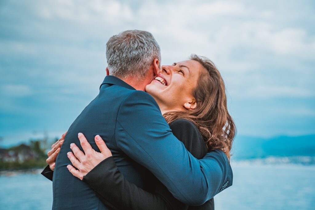 Pareja abrazándose. Te quiero pero no te necesito.