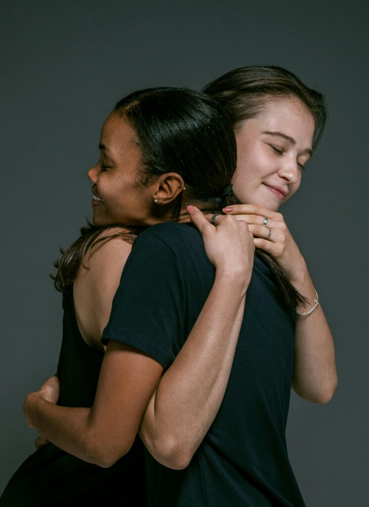 Abrazo de dos mujeres.  Perdonar.