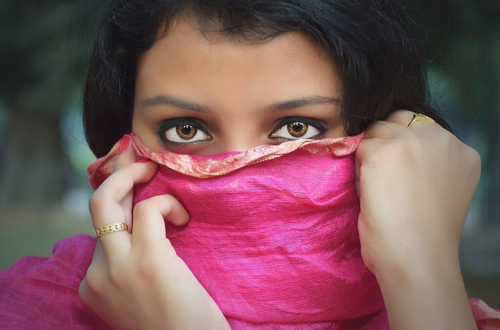 Rostre tapat de dona jove. Per què se sent vergonya?