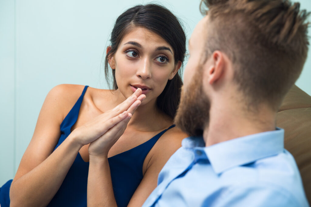 Silenci i paraula en la comunicació. Parella dialogant.