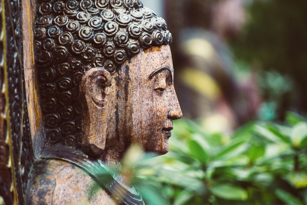 La meditación, práctica de quietud silenciosa. Perfil de Buda.