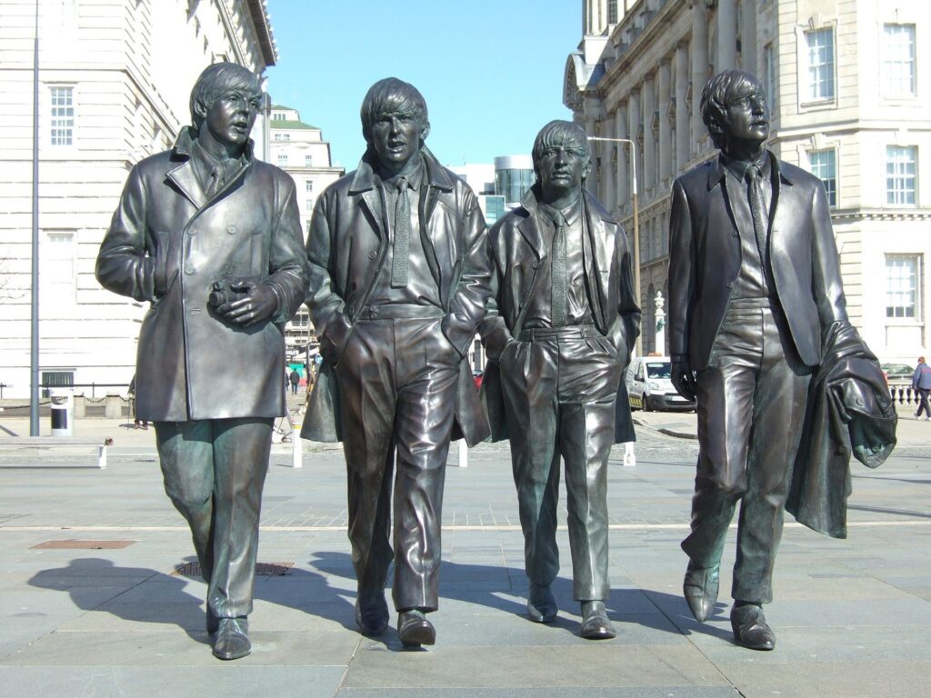 All you need is love. Escultura de los Beatles.