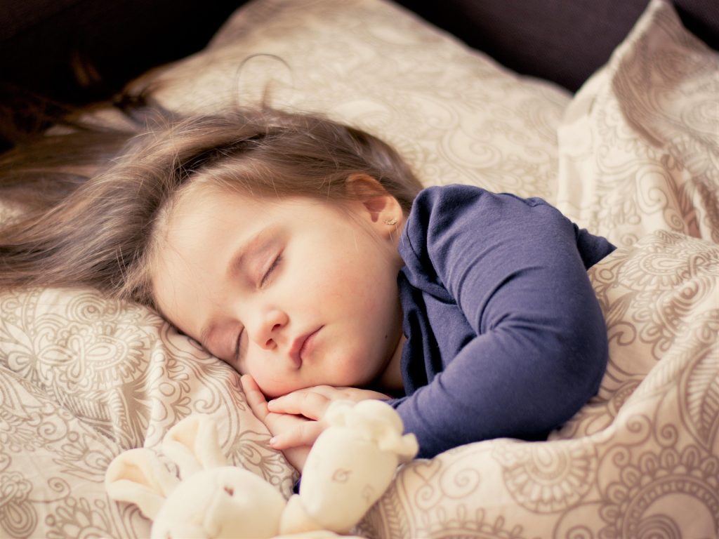 Niña durmiendo. ¿Qué función tienen los sueños?